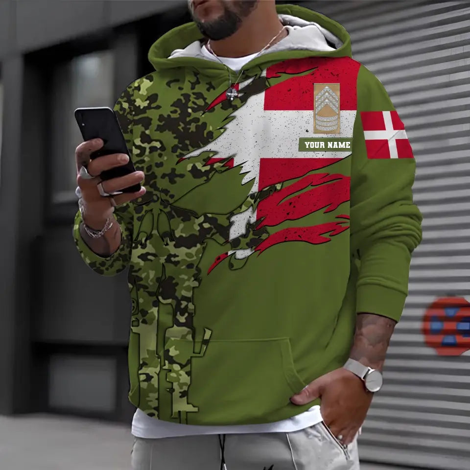 Personalisierter Kapuzenpullover mit Camouflage-Muster für dänische Soldaten/Veteranen mit Namen und Rang – 16989696
