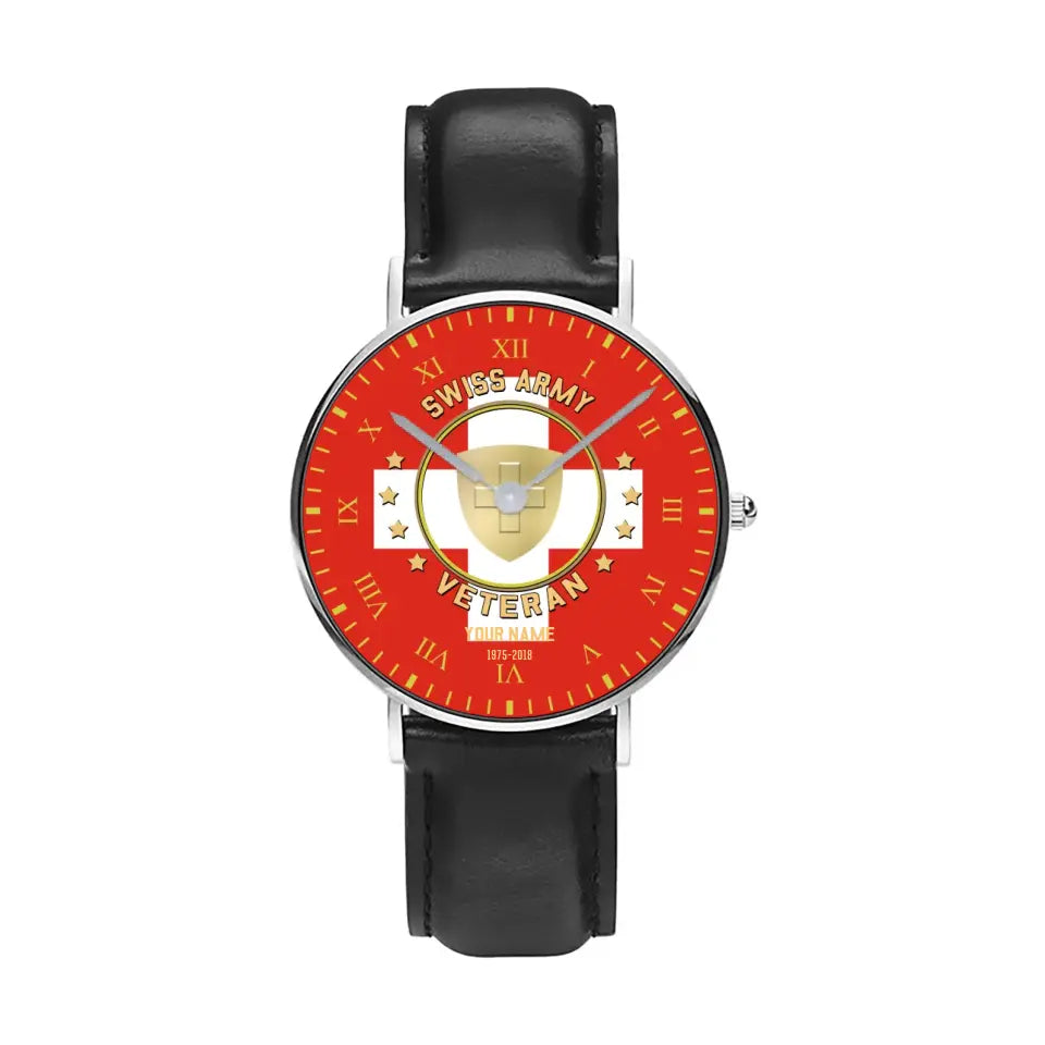 Montre personnalisée en cuir noir avec coutures noires pour soldat/vétéran suisse avec nom et année - 0204240001 - Version dorée