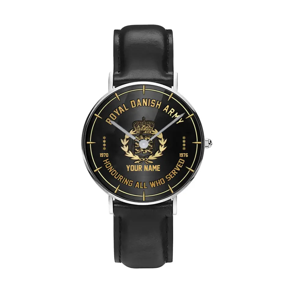 Montre personnalisée en cuir noir avec coutures noires pour soldat/vétéran du Danemark avec nom, grade et année - 26042401QA - Version dorée