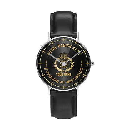 Montre personnalisée en cuir noir avec coutures noires pour soldat/vétéran du Danemark avec nom, grade et année - 26042401QA - Version dorée