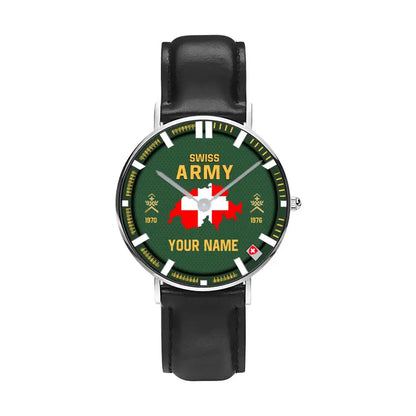 Montre personnalisée en cuir noir avec coutures noires pour soldat/vétéran suisse avec nom, grade et année - 17062402QA - Version dorée