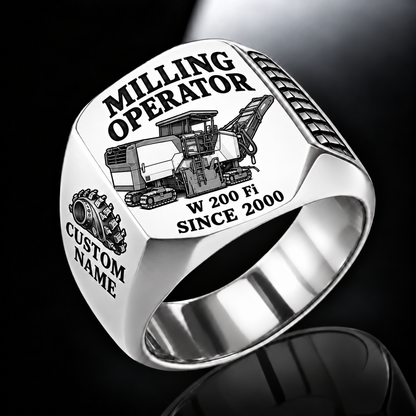 Silver personalized W 200 Fi cold planer operator signet ring with flat machine artwork and MILLING OPERATOR, W 200 Fi, CUSTOM NAME and SINCE 2000 engraving.