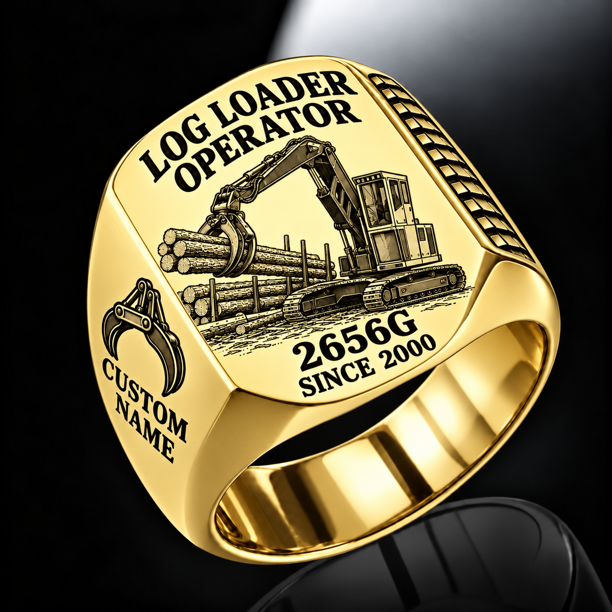 John Deere 2656G Log Loader Operator Ring in Gold finish, flat engraving showing plain two-jaw log grapple on a loading boom, CUSTOM NAME and SINCE 2000.