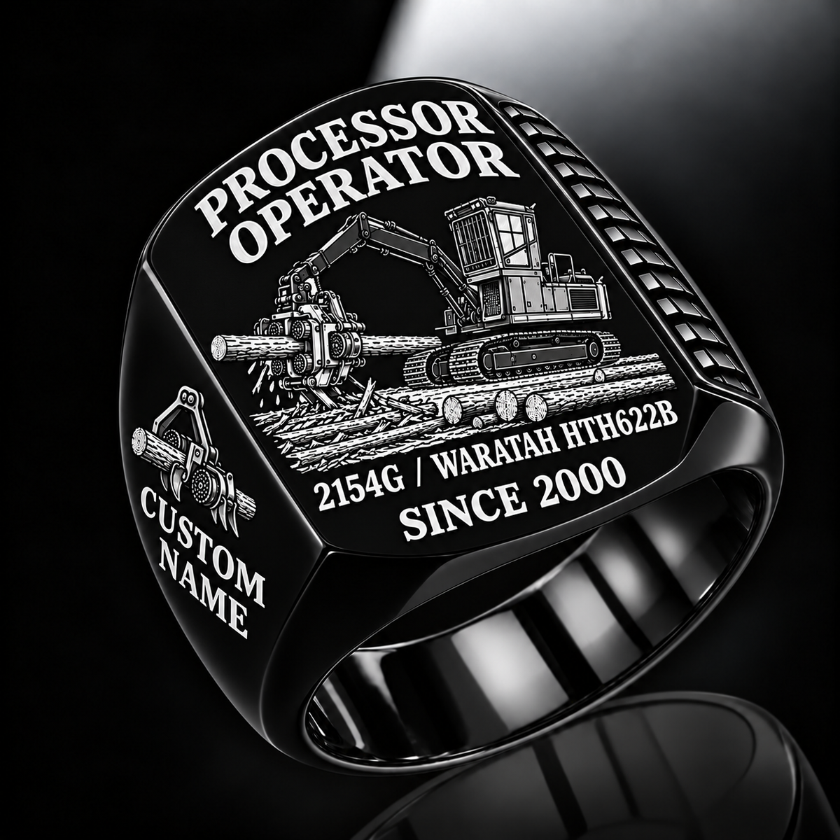 John Deere 2154G with Waratah HTH622B Processor Operator Ring in Black finish, flat engraving showing roller-and-knife head feeding a horizontal felled log, CUSTOM NAME and SINCE 2000.