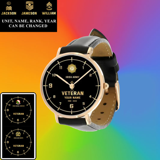 Montre personnalisée en cuir noir avec coutures noires pour soldat/vétéran irlandais avec nom, grade et année - 03052402QA - Version dorée